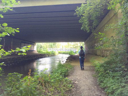 onder de snelweg door