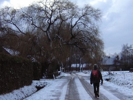 op stap in de sneeuw