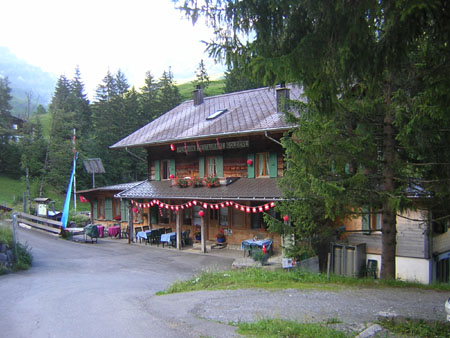 Golderli in 1-augustus tenue