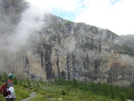 de rotswand bij Fisialp