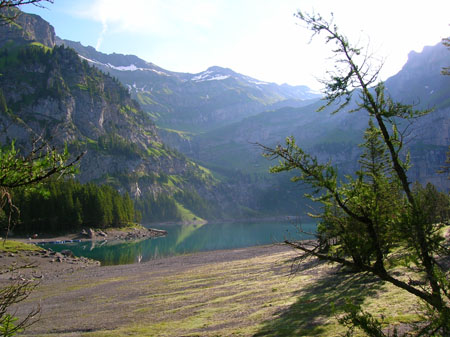 Oeschinensee in het ochtendlicht
