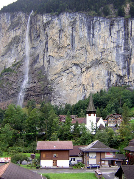 Lauterbrunnen met kerk en Staubbach