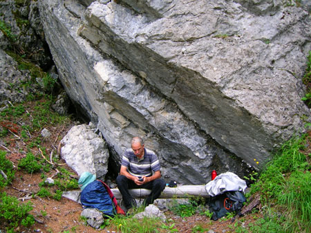 droog onder een overhangende rots