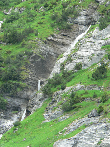 een van de vele watervallen