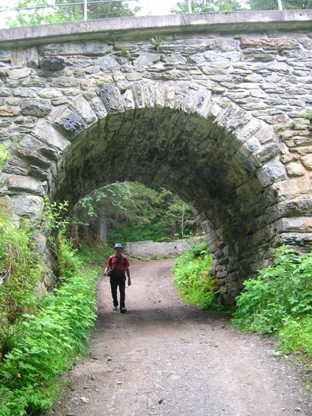 onder het spoor door