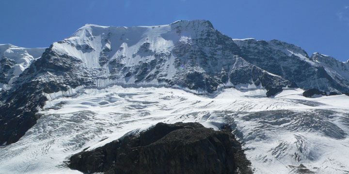 bergtoppen en gletsjerijs bij de Rottalhutte