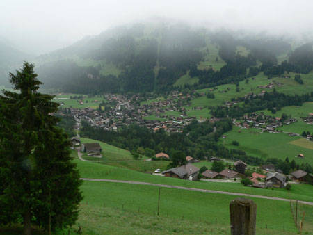 wolken tot bijna in het dal