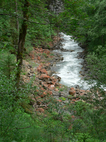 rode stenen aan de oever
