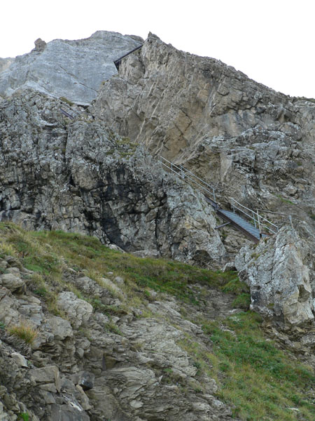 metalen trappen in het pad