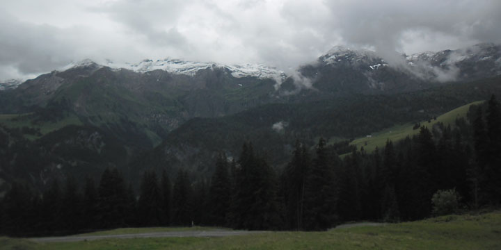 nieuwe sneeuw op de bergtoppen