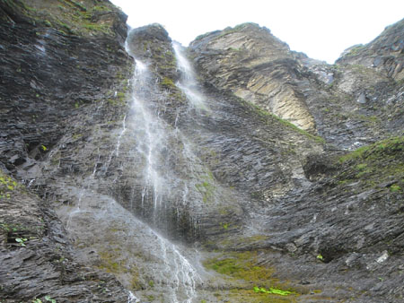 water langs de rotswand