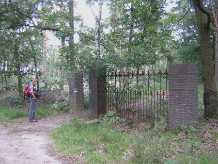 poort midden in het bos!