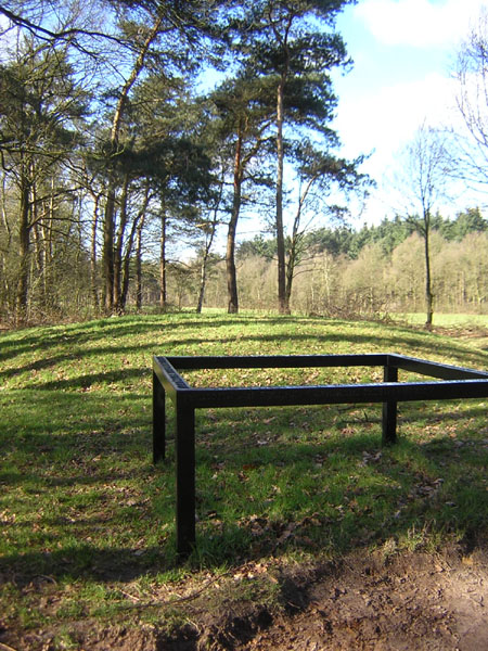 grafheuvel met kunstwerk