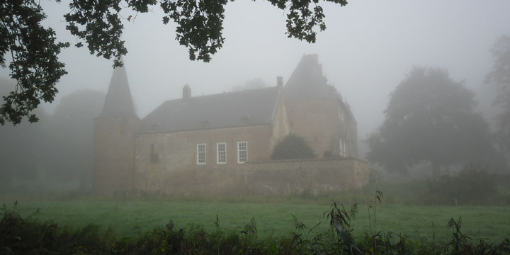 kasteel Hernen in de nevel