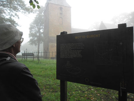 het scheve Leurse kerkje